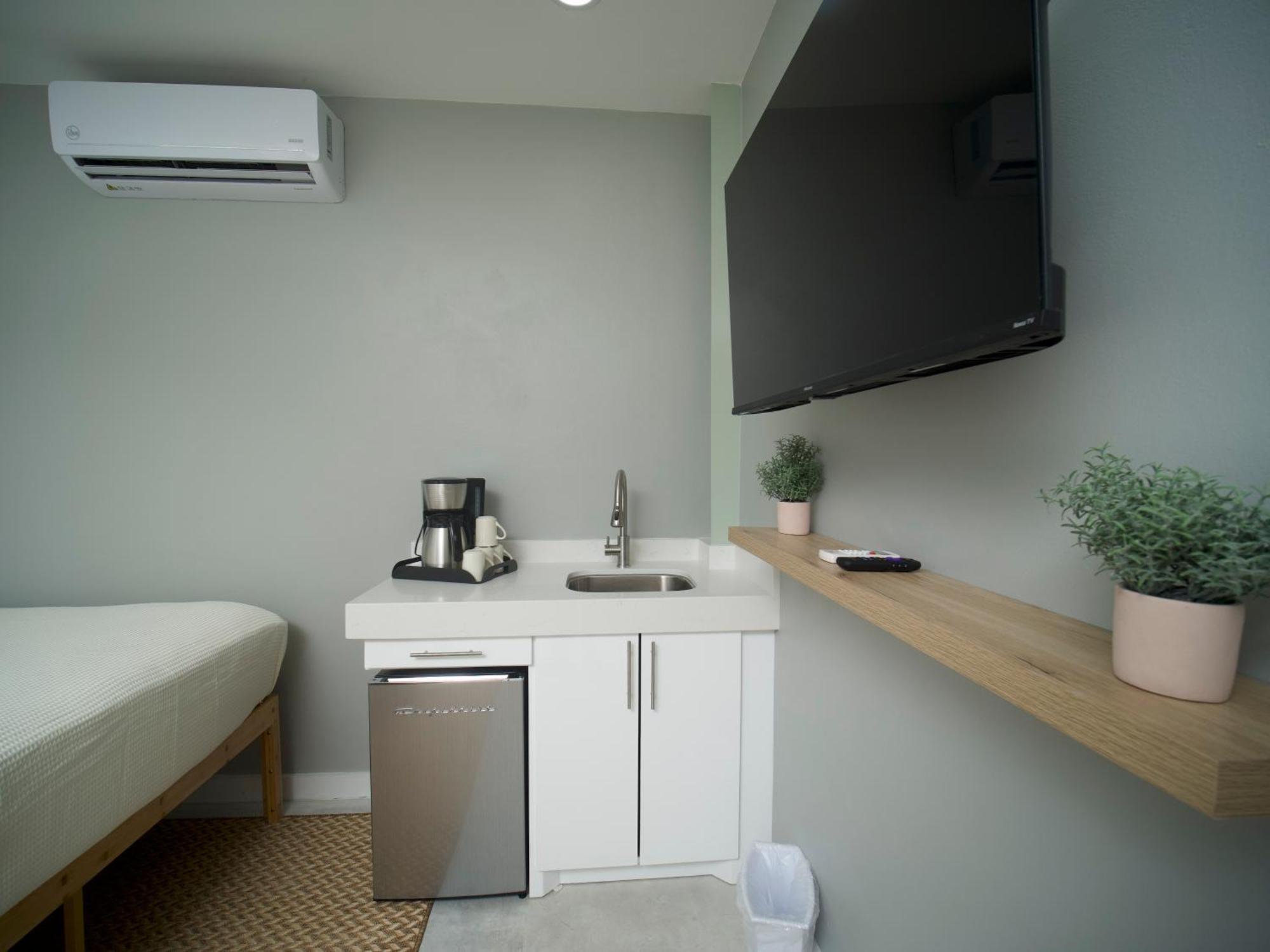 Sandbar Beachfront Hostel & Restaurant ซานเปโดร ภายนอก รูปภาพ